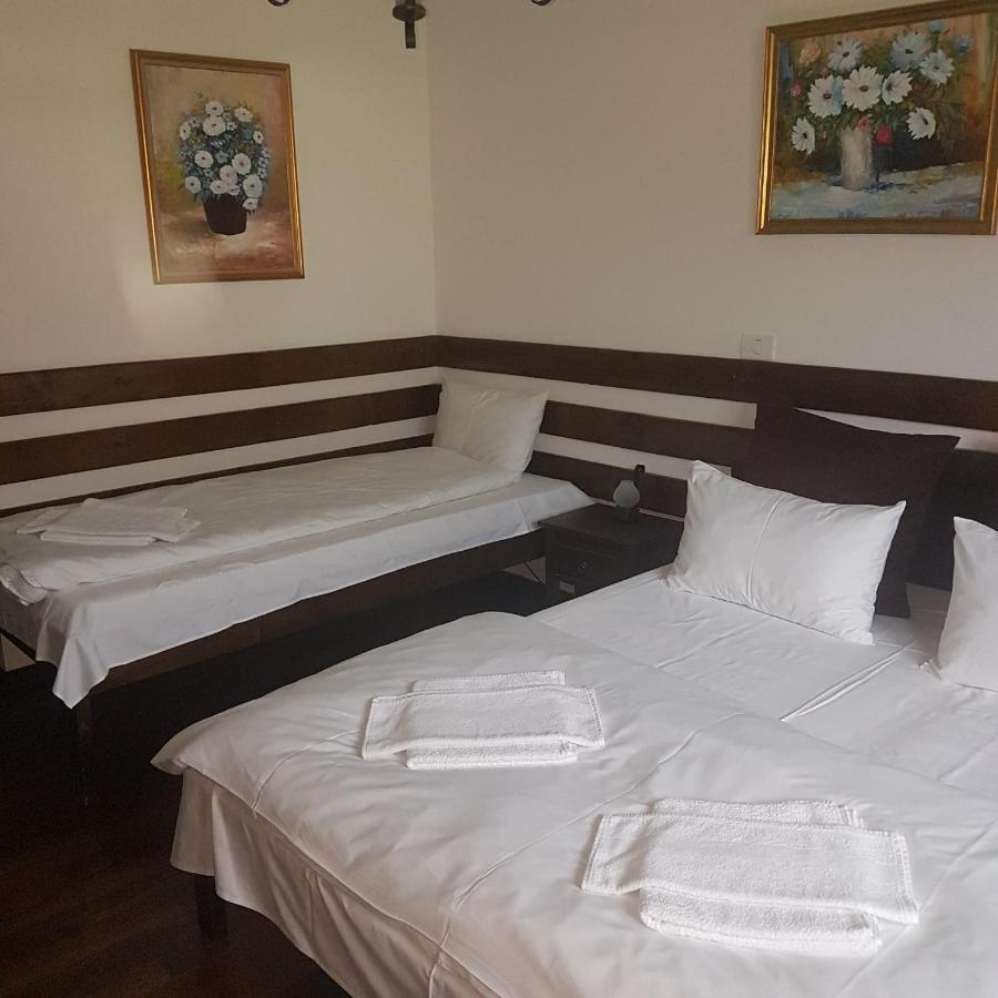 Casa Luce - Camere De Inchiriat บุชเตนี ภายนอก รูปภาพ